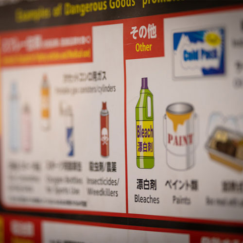 護身用品を持って飛行機に乗れるの？